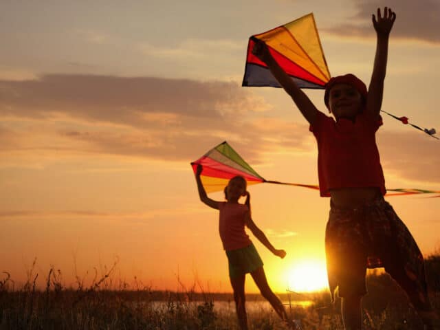 https://focus1.b-cdn.net/wp-content/uploads/2023/02/cute-little-children-playing-with-kites-outdoors-sunset-spending-time-nature-640x480.jpg